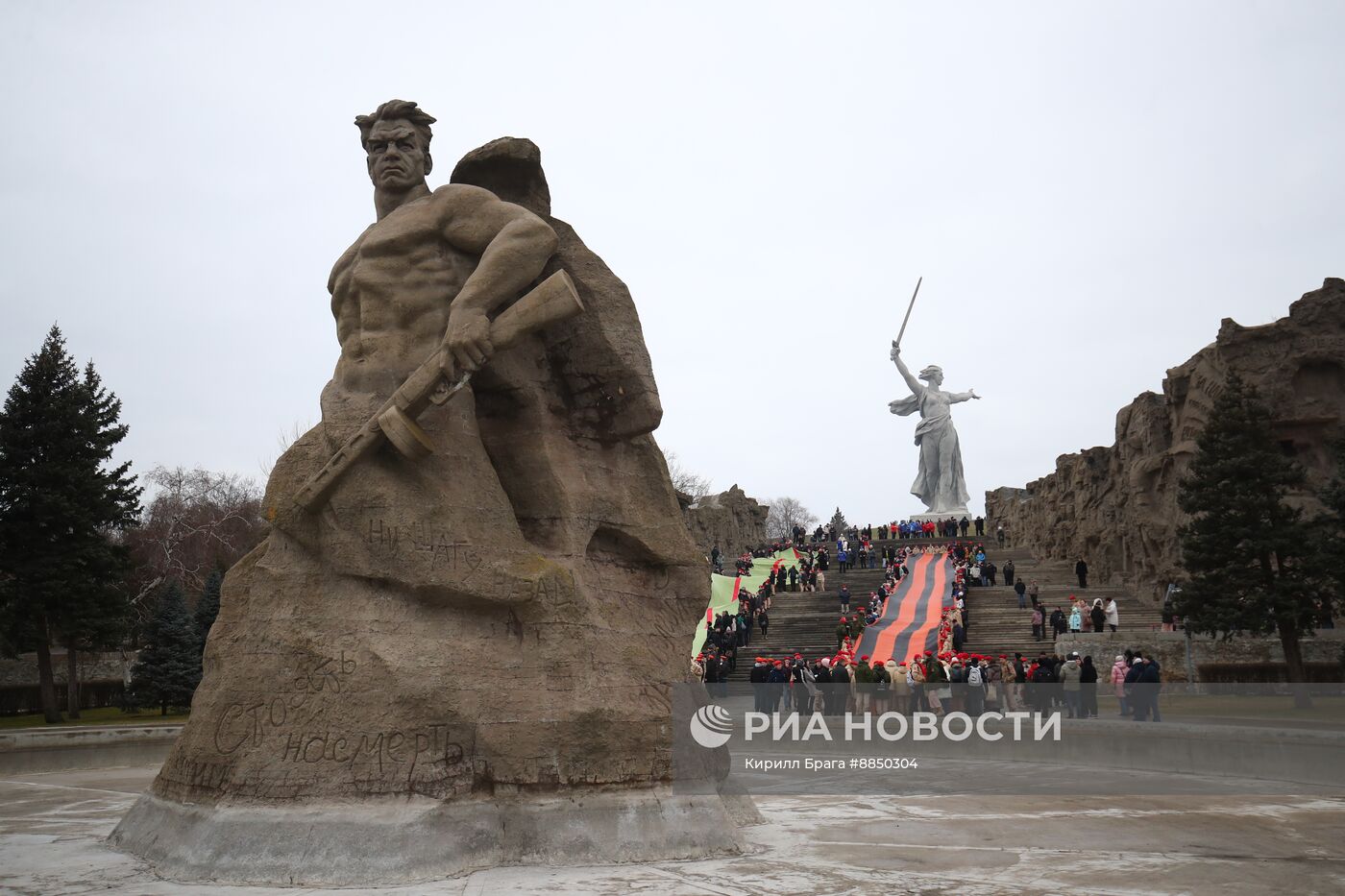 Акция Георгиевская лента на Мамаевом Кургане 