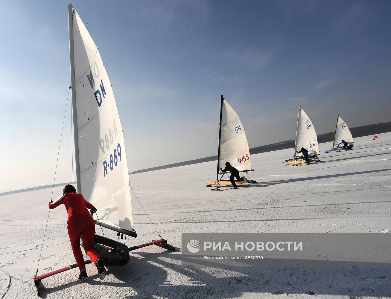 Гонки на льду на парусных лодках