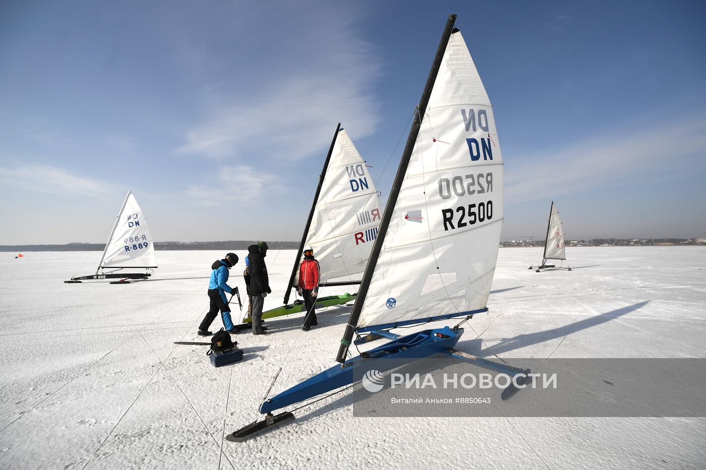 Гонки на льду на парусных лодках