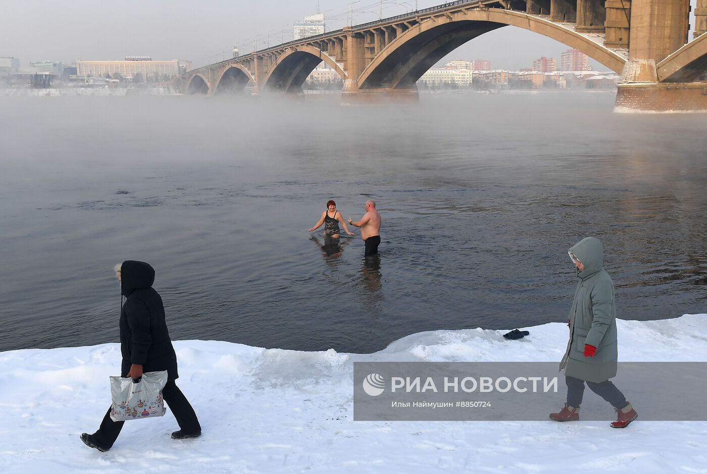 Любители зимнего плавания в Сибири