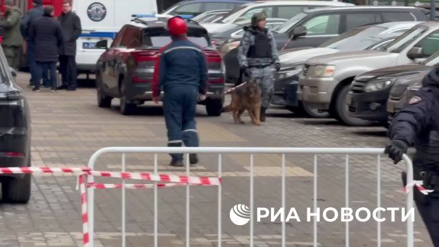 Работа кинологов на месте взрыва в ЖК "Алые паруса"