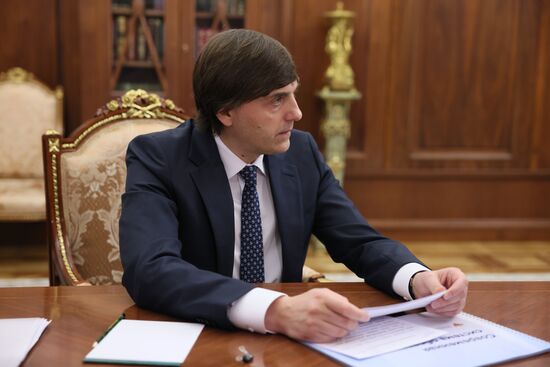 Президент Владимир Путин встретился с министром просвещения РФ Сергеем Кравцовым