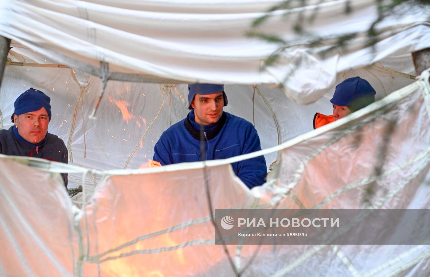 Тренировка космонавтов в случае аварийной посадки в болотистой местности зимой