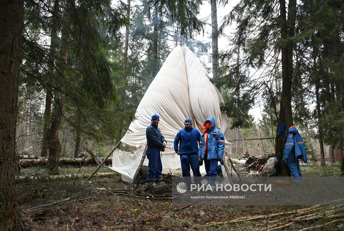 Тренировка космонавтов в случае аварийной посадки в болотистой местности зимой