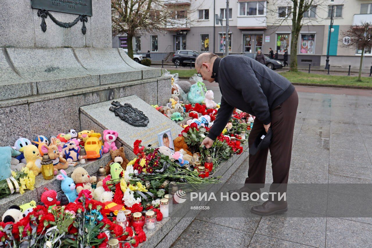 Стихийный мемориал в память об убитом 7-летнем ребенке в Черняховске Калининградской области