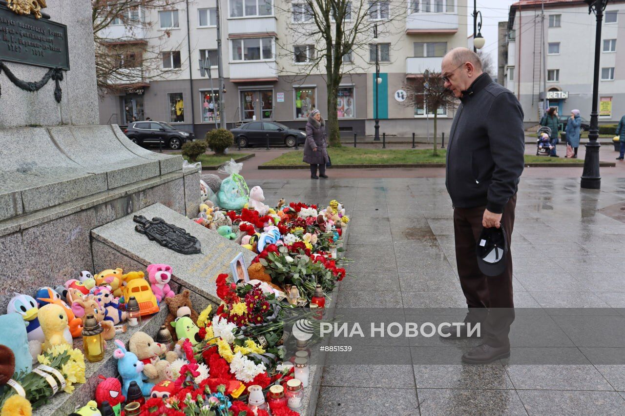 Стихийный мемориал в память об убитом 7-летнем ребенке в Черняховске Калининградской области