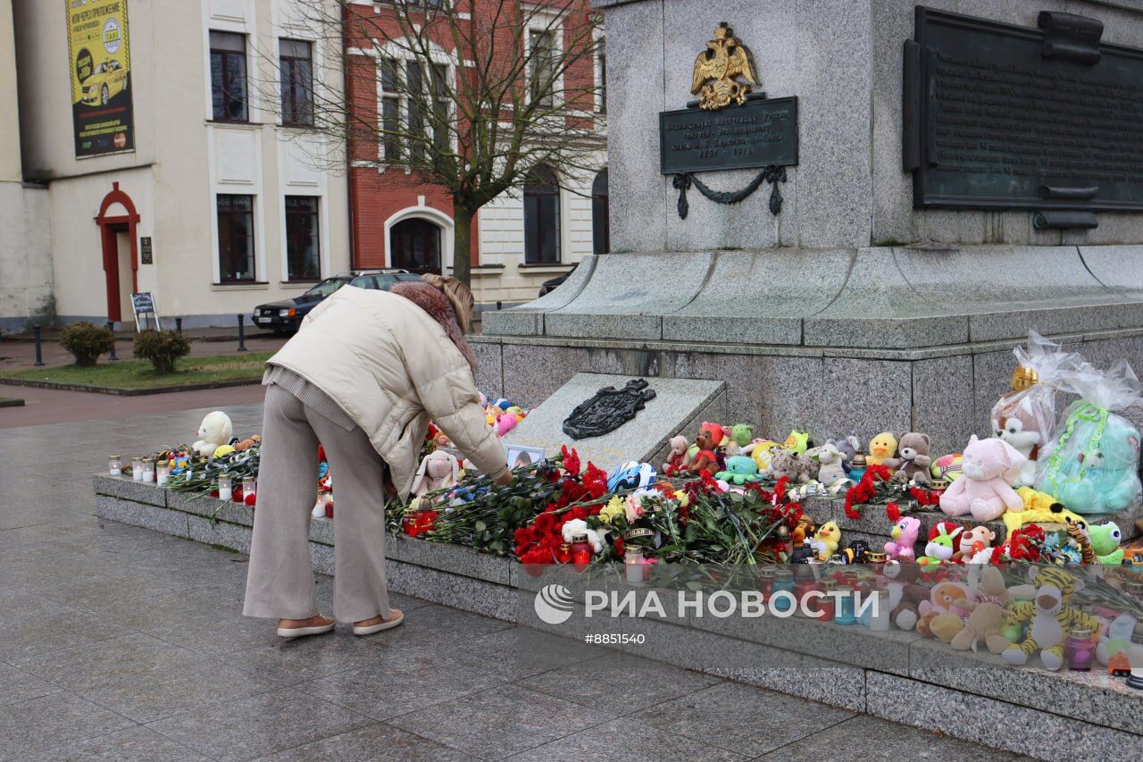 Стихийный мемориал в память об убитом 7-летнем ребенке в Черняховске Калининградской области