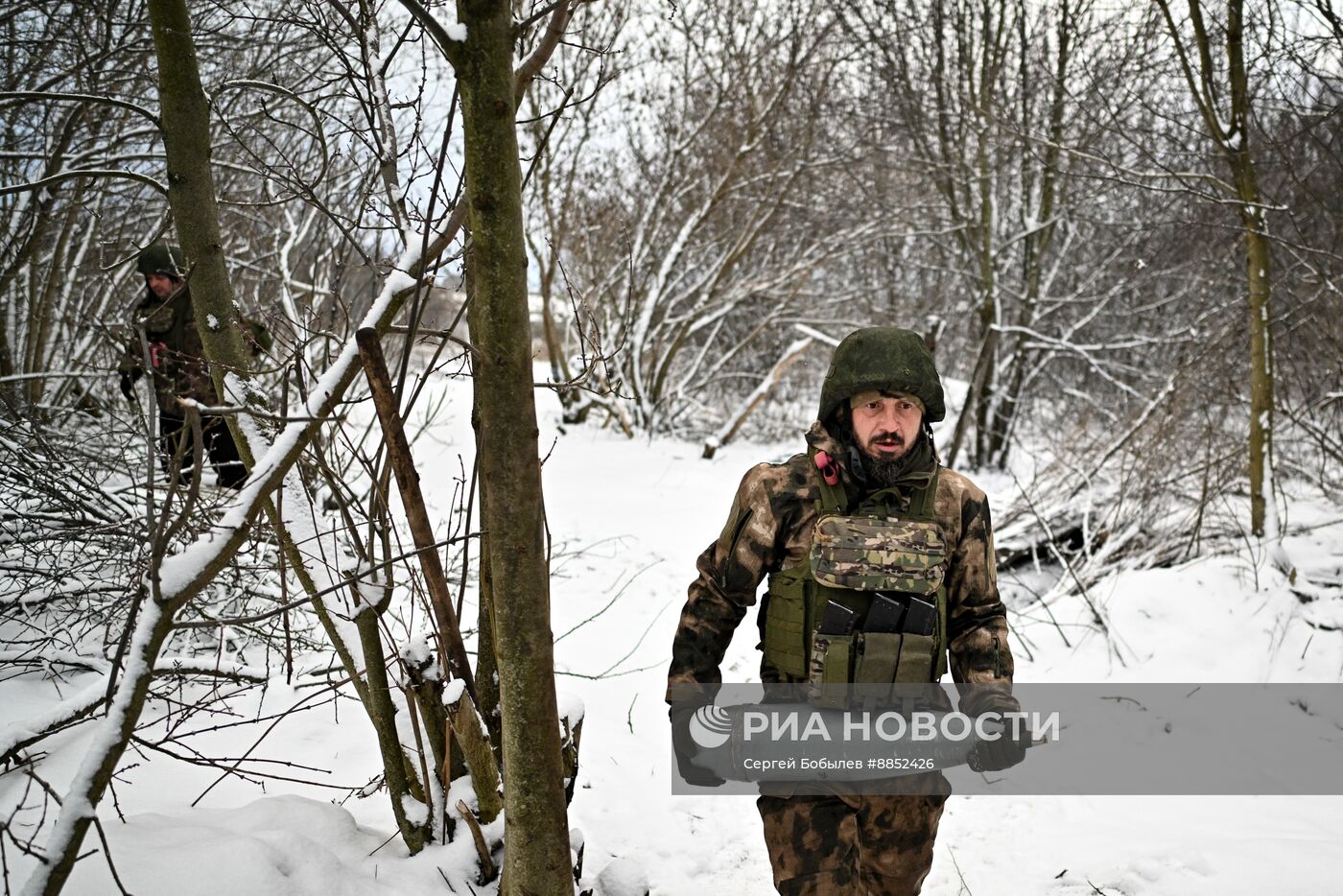 Работа артиллерийского расчета гаубицы Д-20 группы "Пресса" спецназа "Ахмат" в Курской области