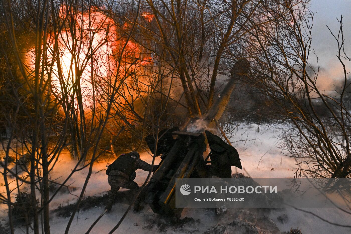 Работа артиллерийского расчета гаубицы Д-20 группы "Пресса" спецназа "Ахмат" в Курской области