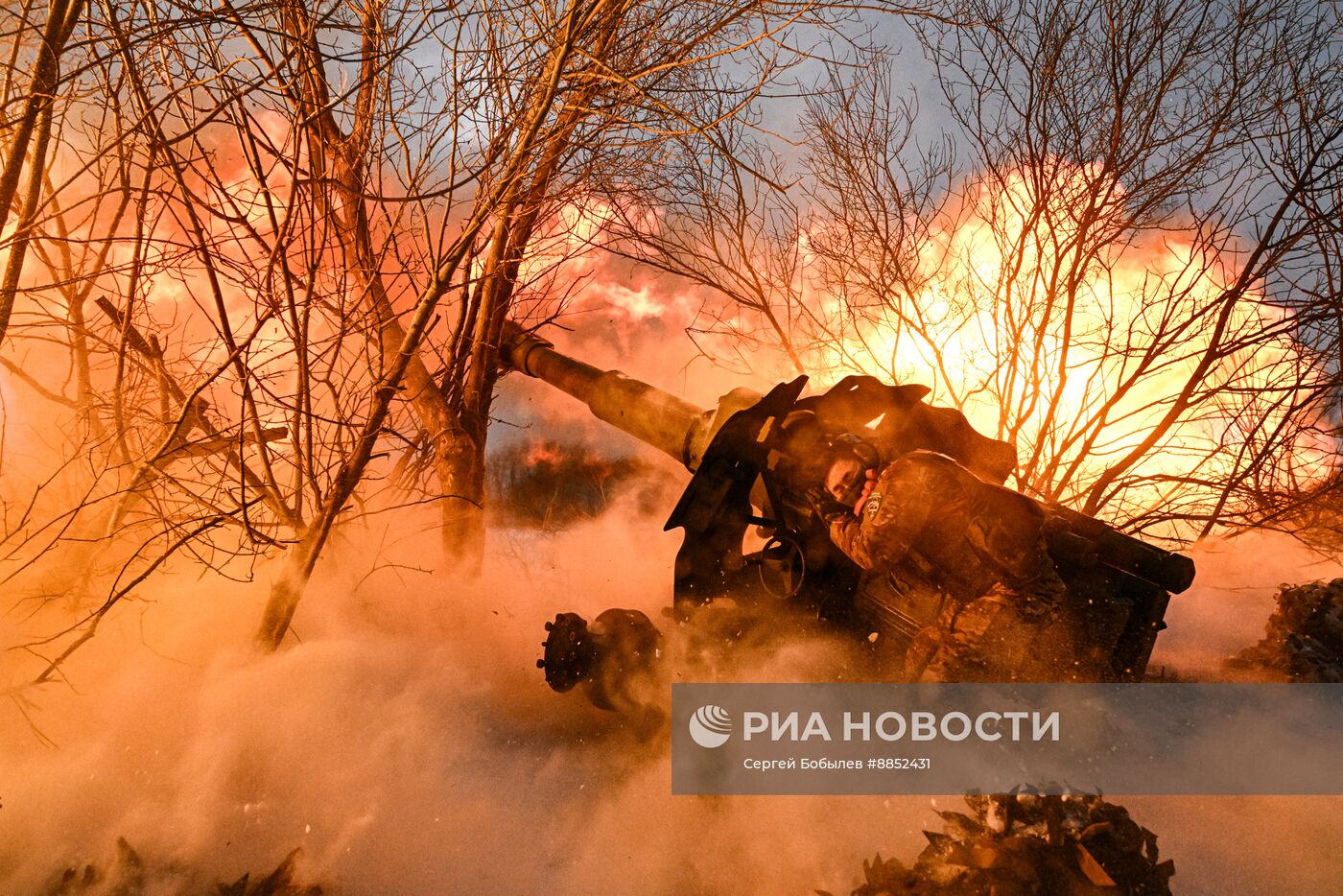 Работа артиллерийского расчета гаубицы Д-20 группы "Пресса" спецназа "Ахмат" в Курской области