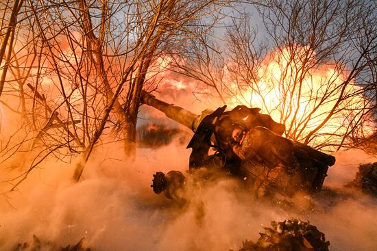 Работа артиллерийского расчета гаубицы Д-20 группы "Пресса" спецназа "Ахмат" в Курской области