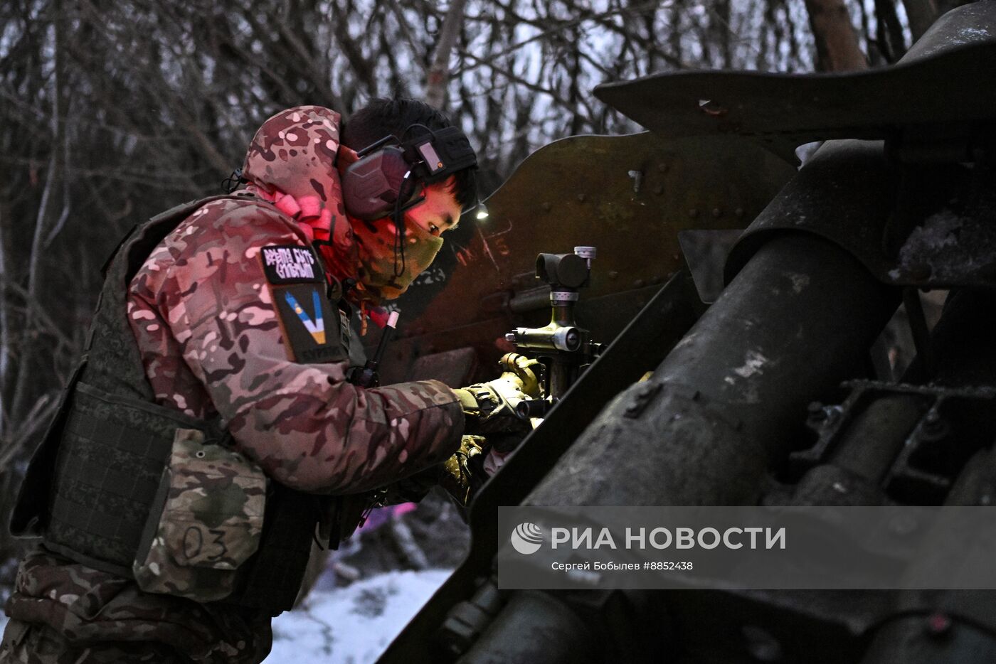 Работа артиллерийского расчета гаубицы Д-20 группы "Пресса" спецназа "Ахмат" в Курской области