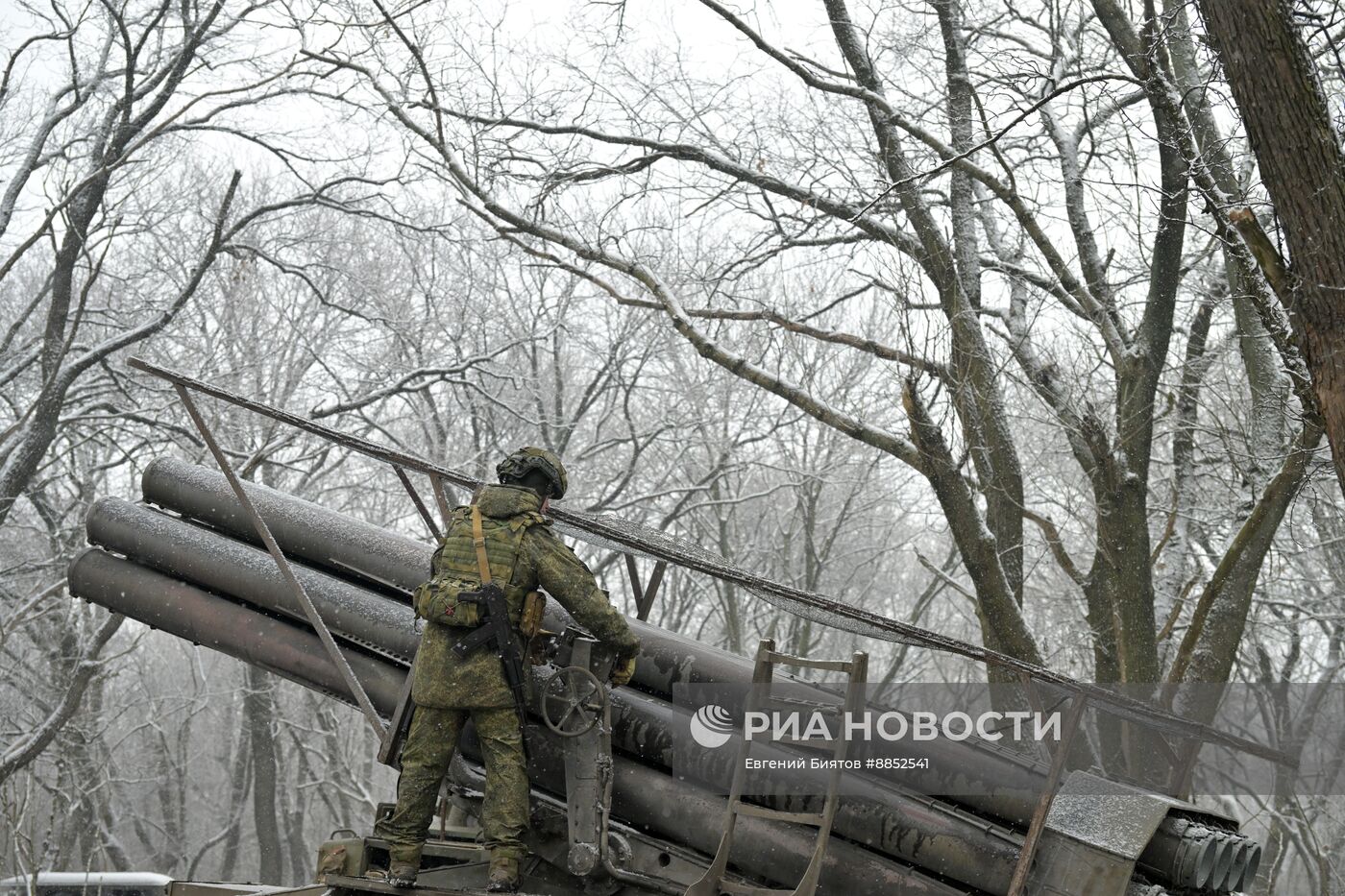 Зарядка реактивной системы залпового огня "Ураган" группировки "Центр" на Красноармейском направлении