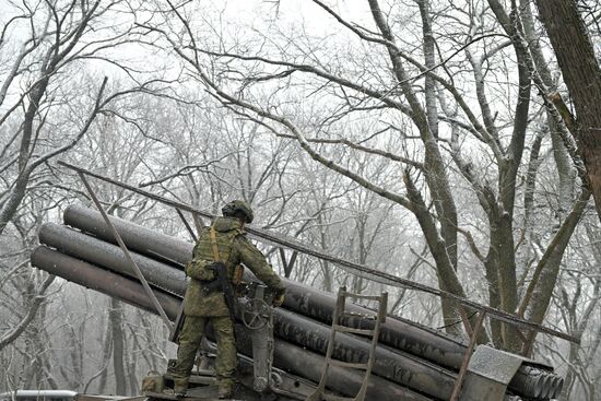 Зарядка реактивной системы залпового огня "Ураган" группировки "Центр" на Красноармейском направлении