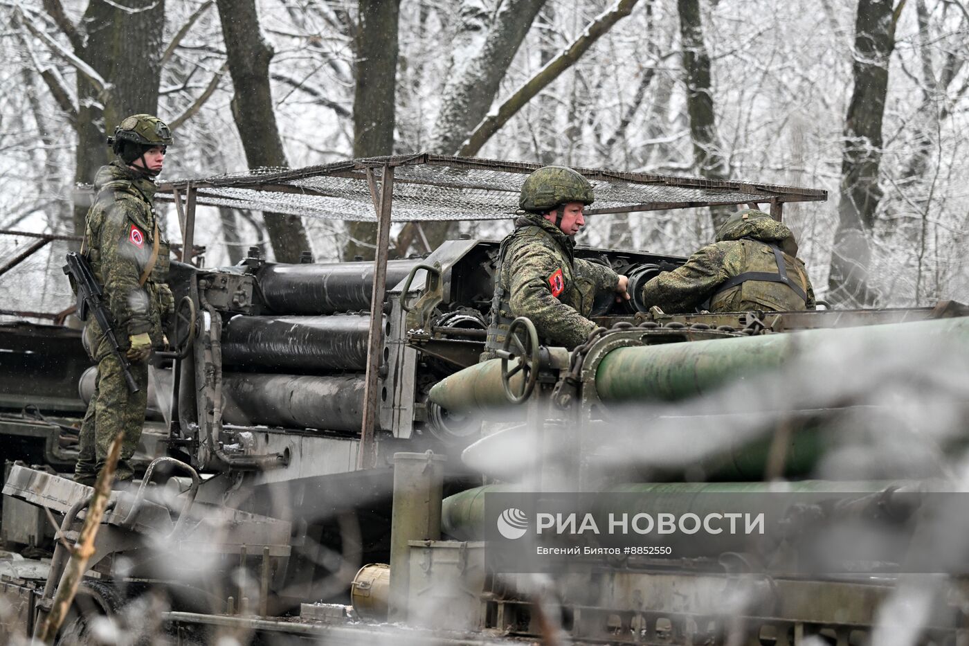 Зарядка реактивной системы залпового огня "Ураган" группировки "Центр" на Красноармейском направлении