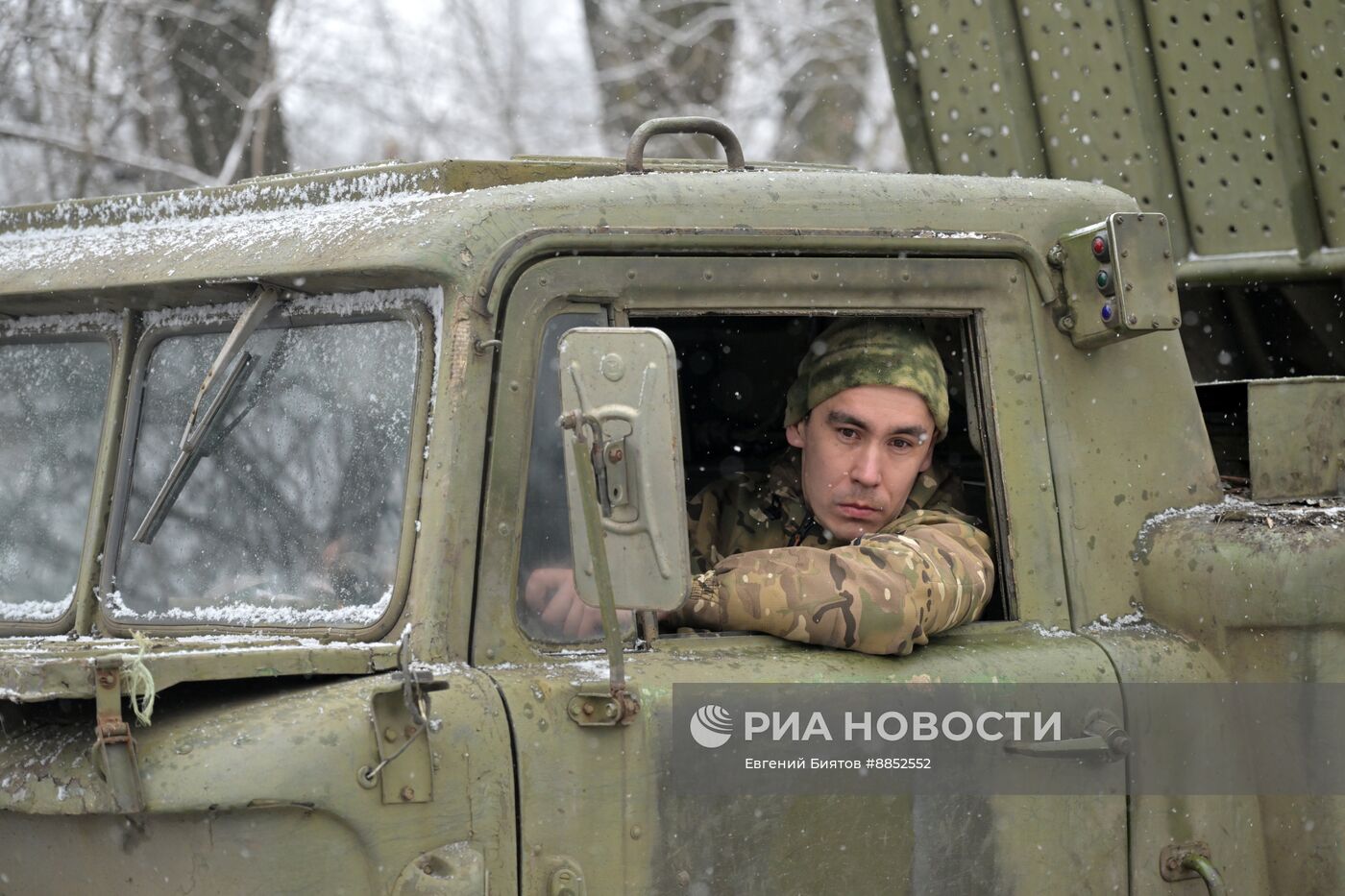 Зарядка реактивной системы залпового огня "Ураган" группировки "Центр" на Красноармейском направлении