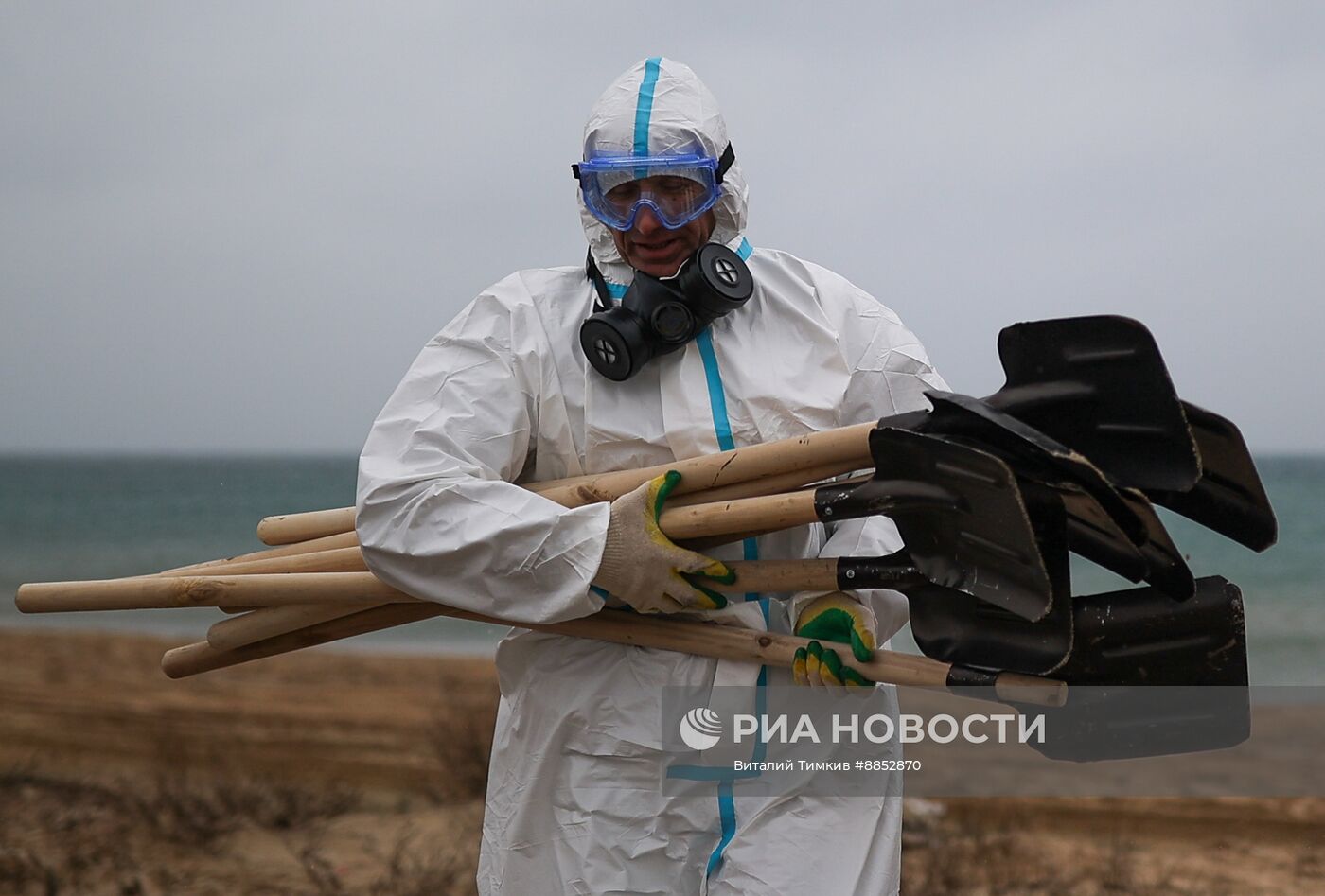 Ликвидация последствий разлива мазута на побережье Черного моря