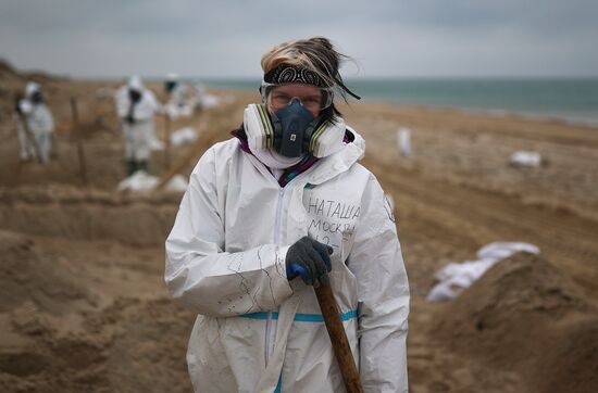 Ликвидация последствий разлива мазута на побережье Черного моря