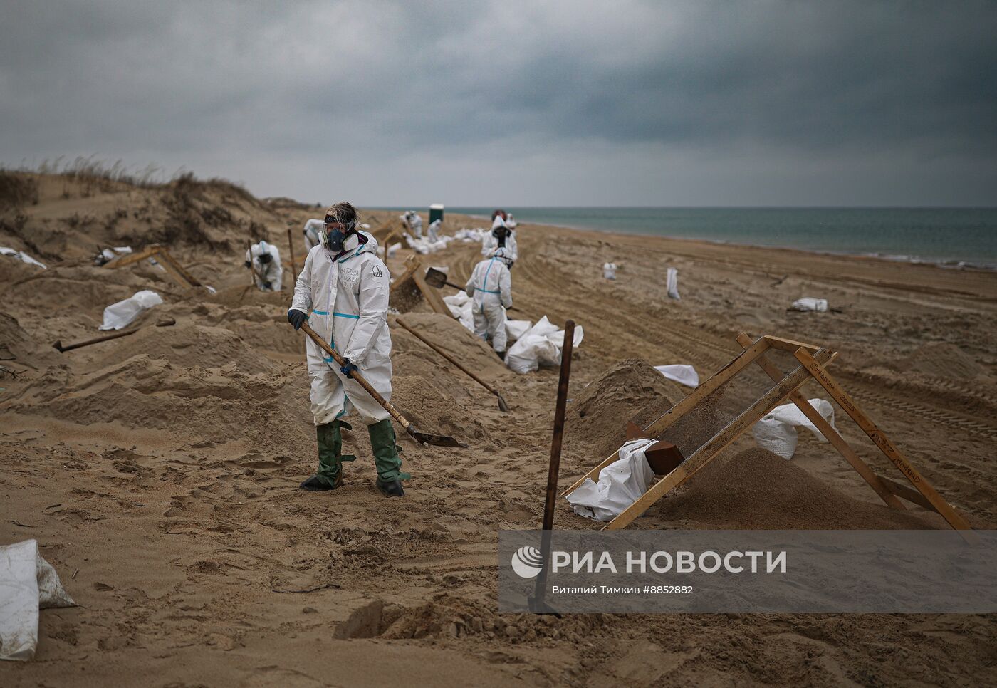 Ликвидация последствий разлива мазута на побережье Черного моря