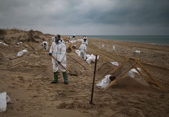 Ликвидация последствий разлива мазута на побережье Черного моря