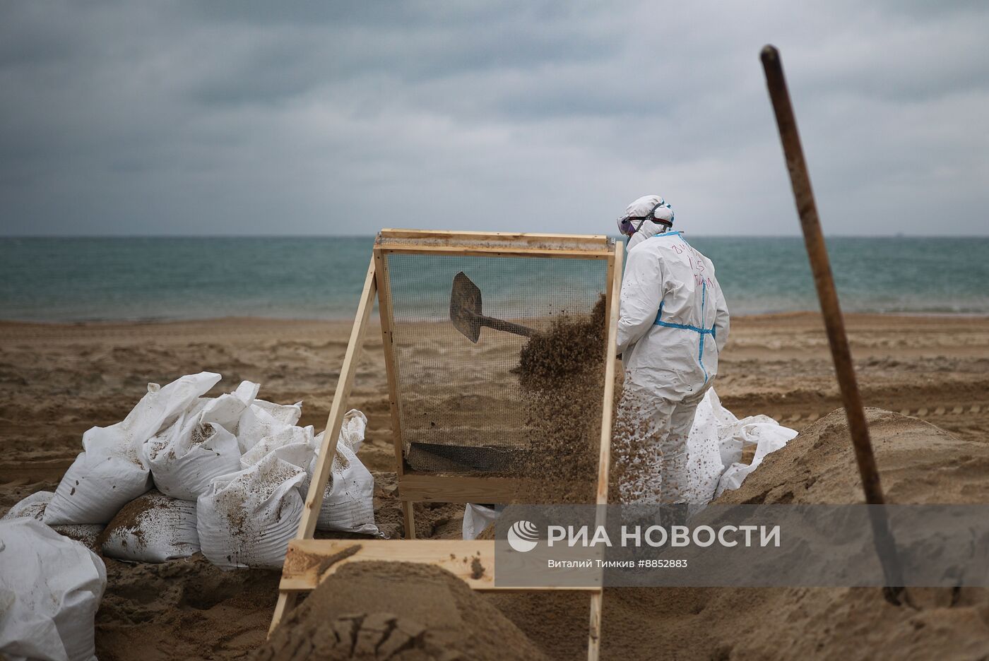 Ликвидация последствий разлива мазута на побережье Черного моря