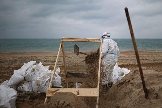 Ликвидация последствий разлива мазута на побережье Черного моря