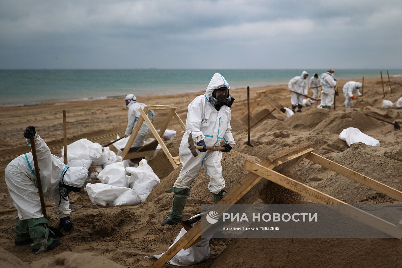 Ликвидация последствий разлива мазута на побережье Черного моря