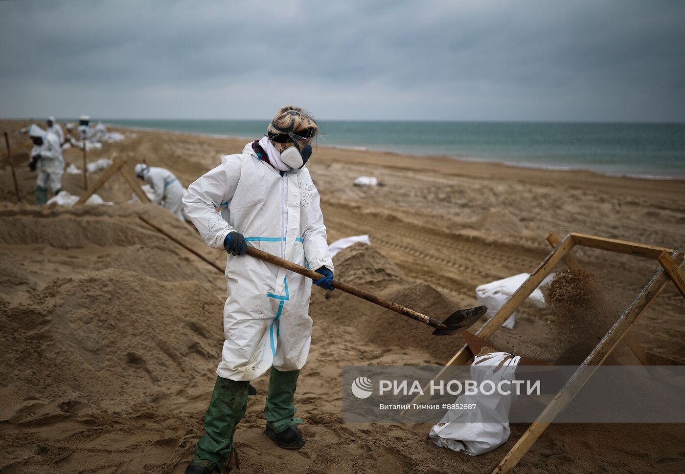 Ликвидация последствий разлива мазута на побережье Черного моря