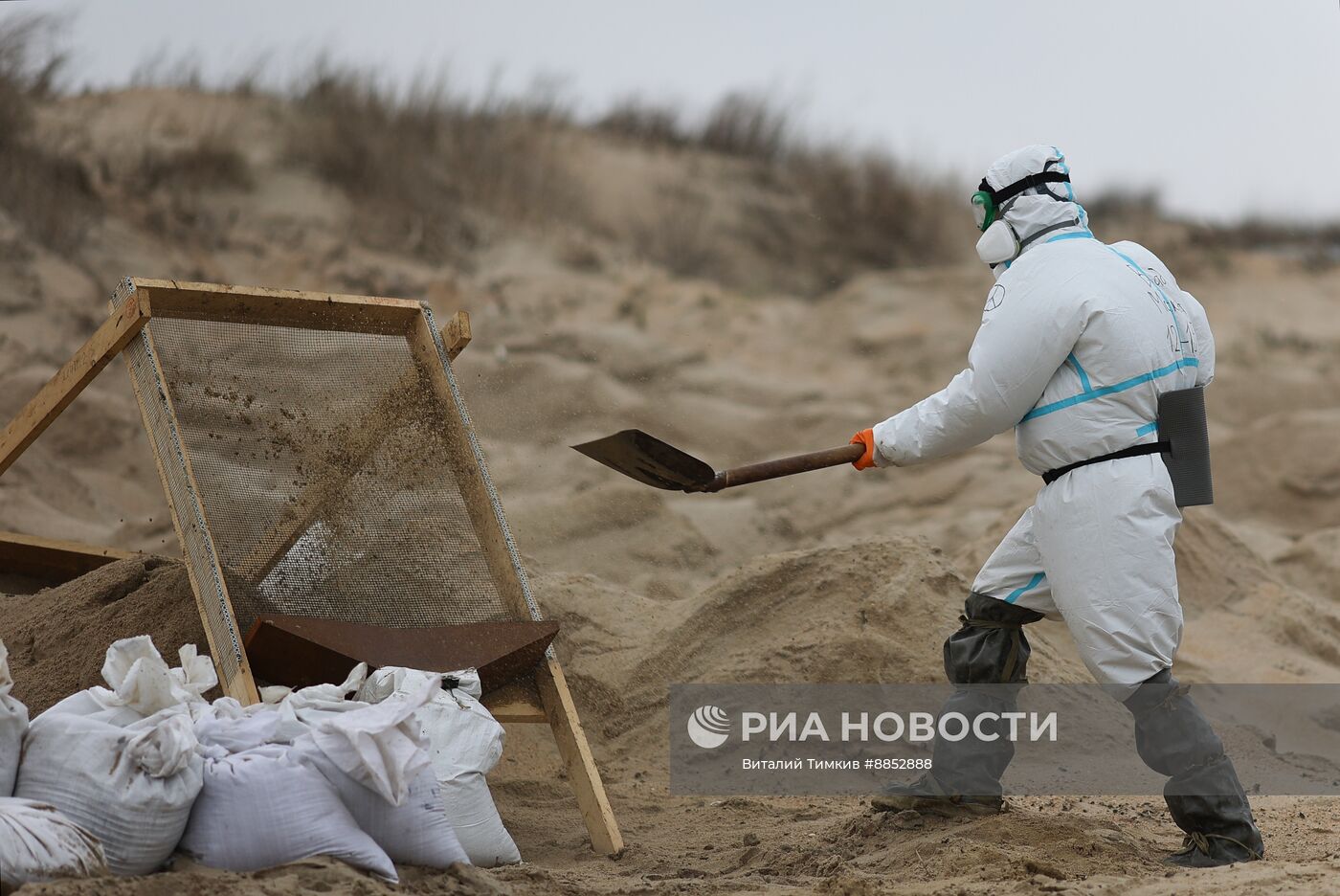 Ликвидация последствий разлива мазута на побережье Черного моря