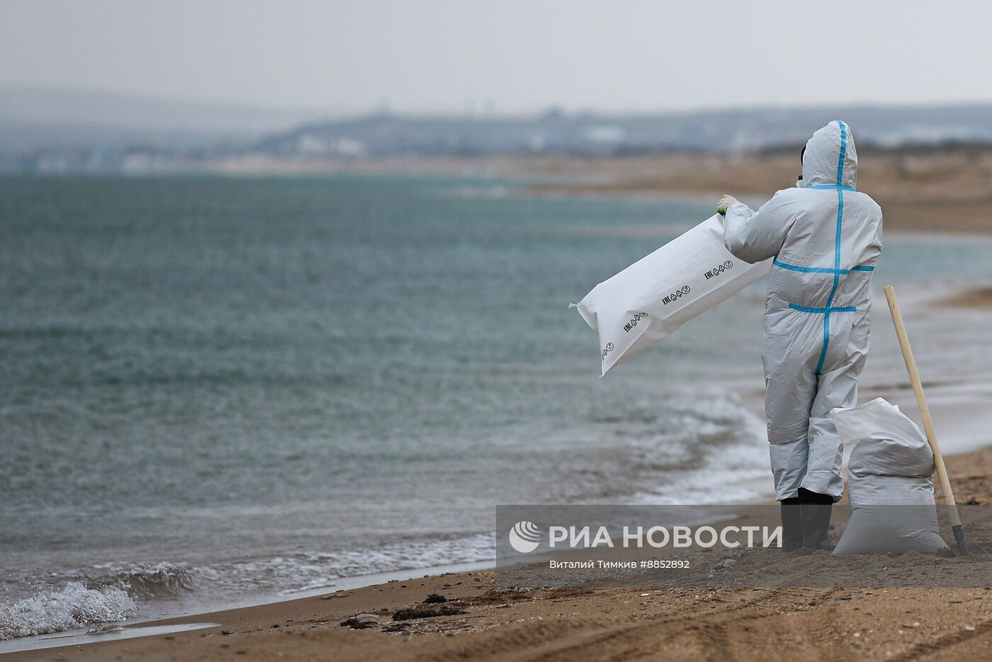 Ликвидация последствий разлива мазута на побережье Черного моря