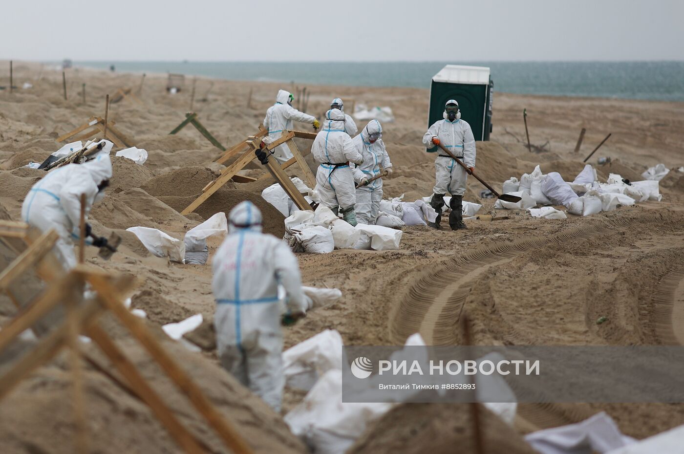 Ликвидация последствий разлива мазута на побережье Черного моря