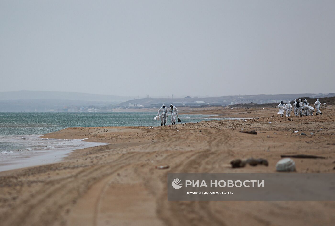 Ликвидация последствий разлива мазута на побережье Черного моря