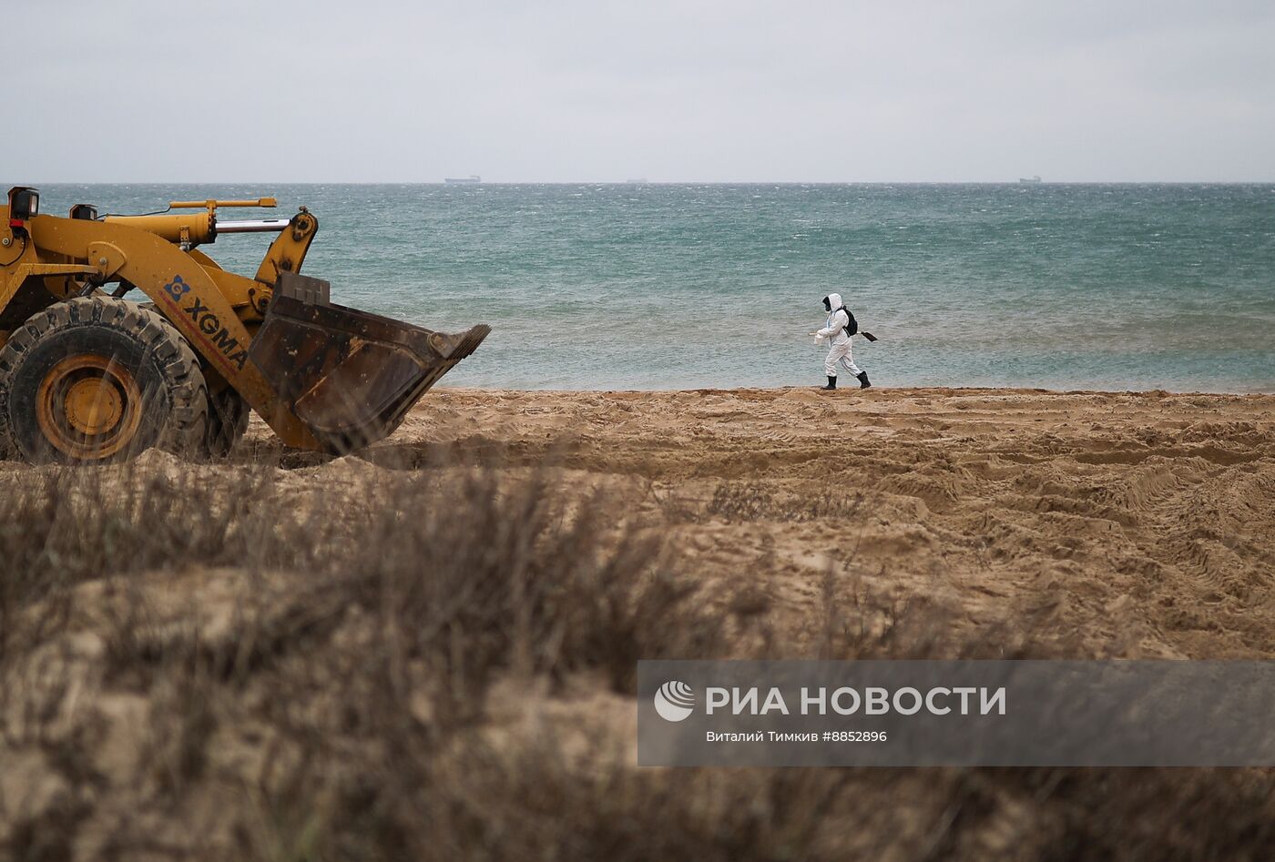 Ликвидация последствий разлива мазута на побережье Черного моря