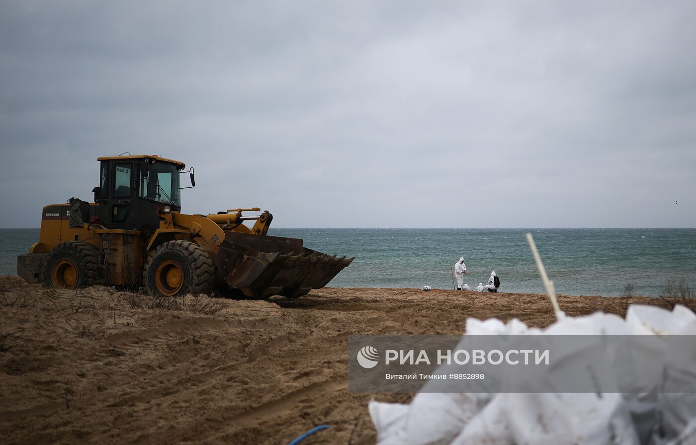 Ликвидация последствий разлива мазута на побережье Черного моря