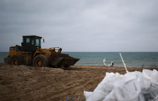 Ликвидация последствий разлива мазута на побережье Черного моря