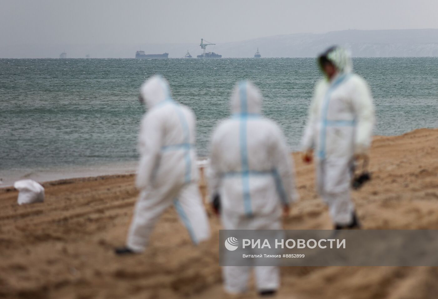 Ликвидация последствий разлива мазута на побережье Черного моря