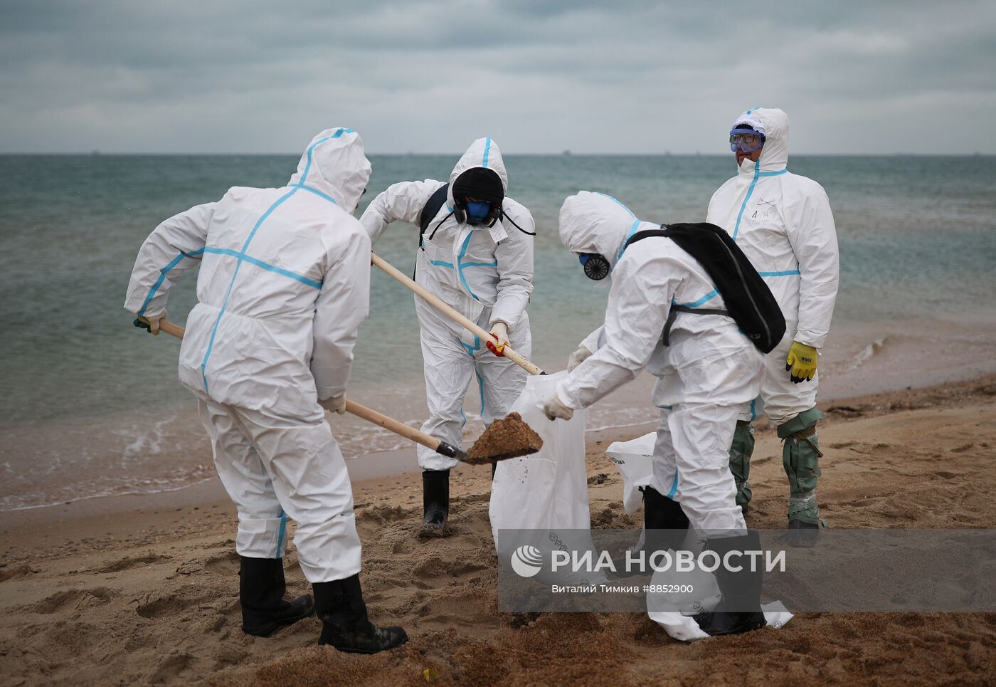 Ликвидация последствий разлива мазута на побережье Черного моря