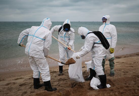 Ликвидация последствий разлива мазута на побережье Черного моря