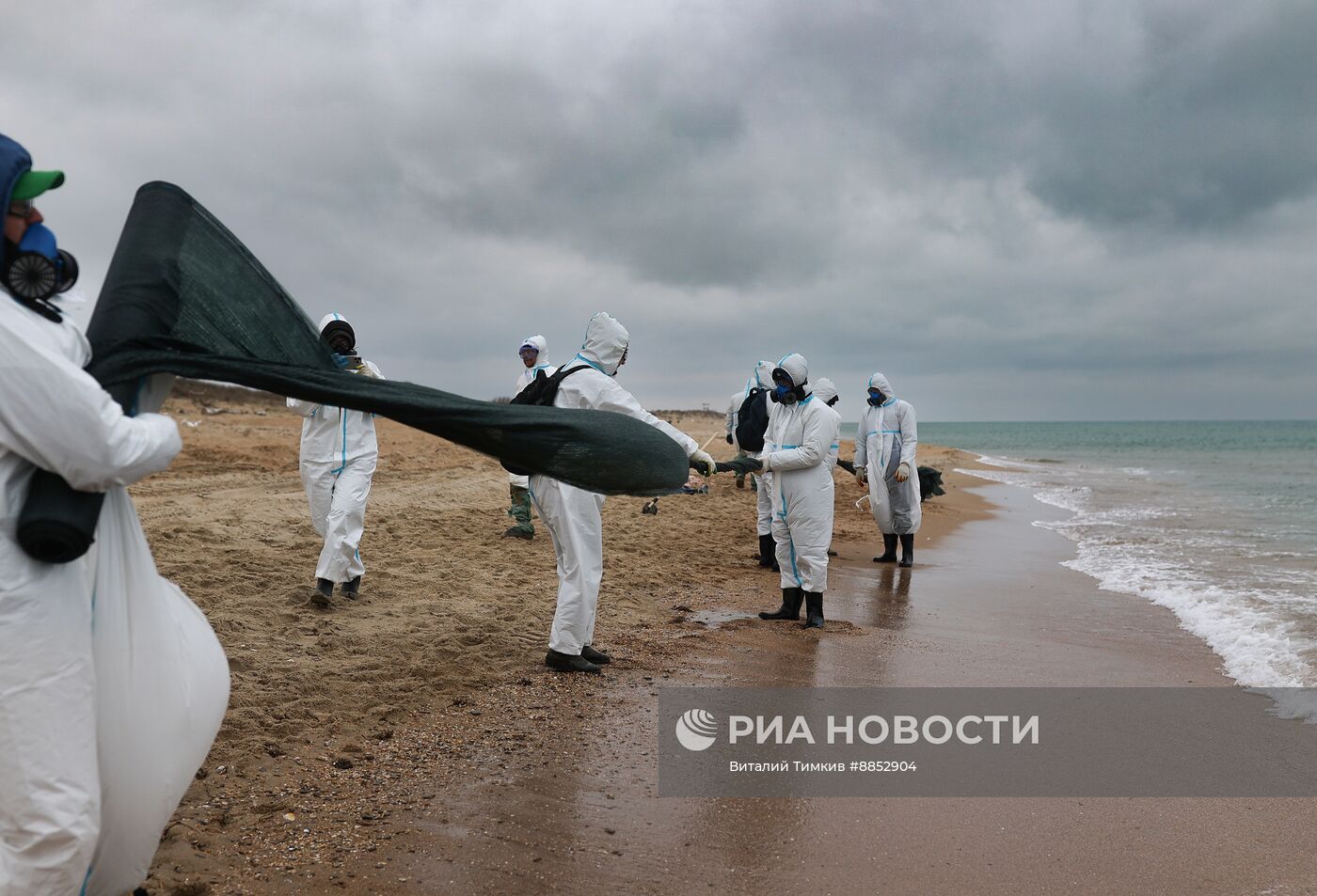 Ликвидация последствий разлива мазута на побережье Черного моря