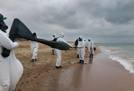 Ликвидация последствий разлива мазута на побережье Черного моря