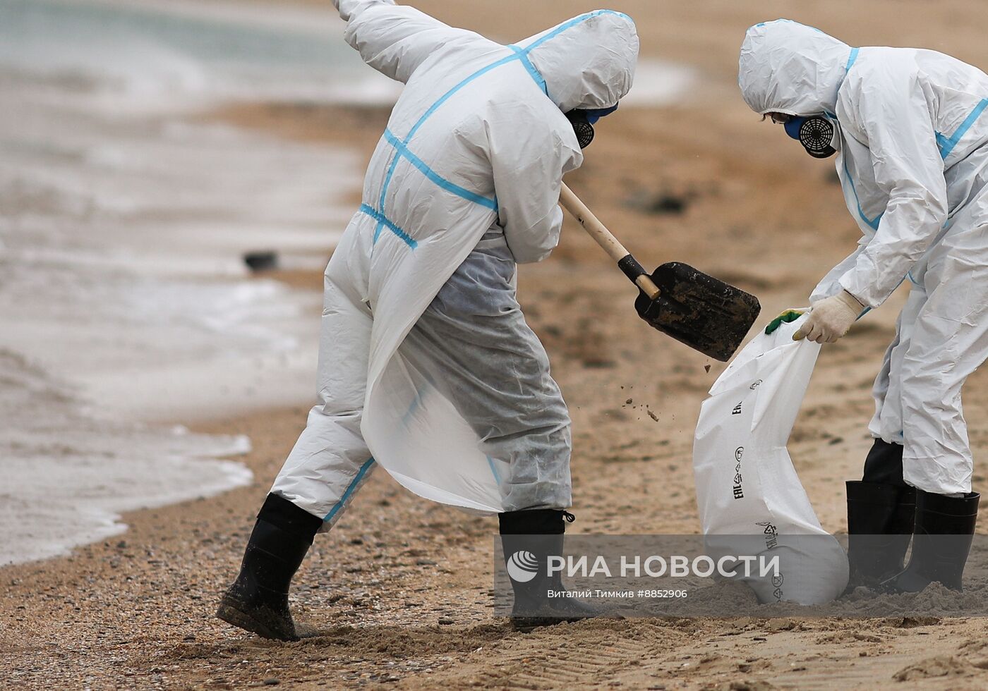 Ликвидация последствий разлива мазута на побережье Черного моря