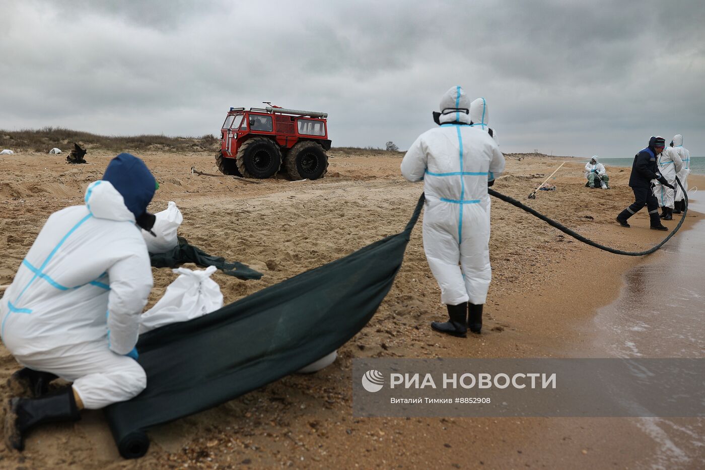 Ликвидация последствий разлива мазута на побережье Черного моря