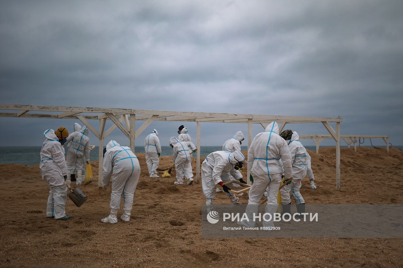 Ликвидация последствий разлива мазута на побережье Черного моря