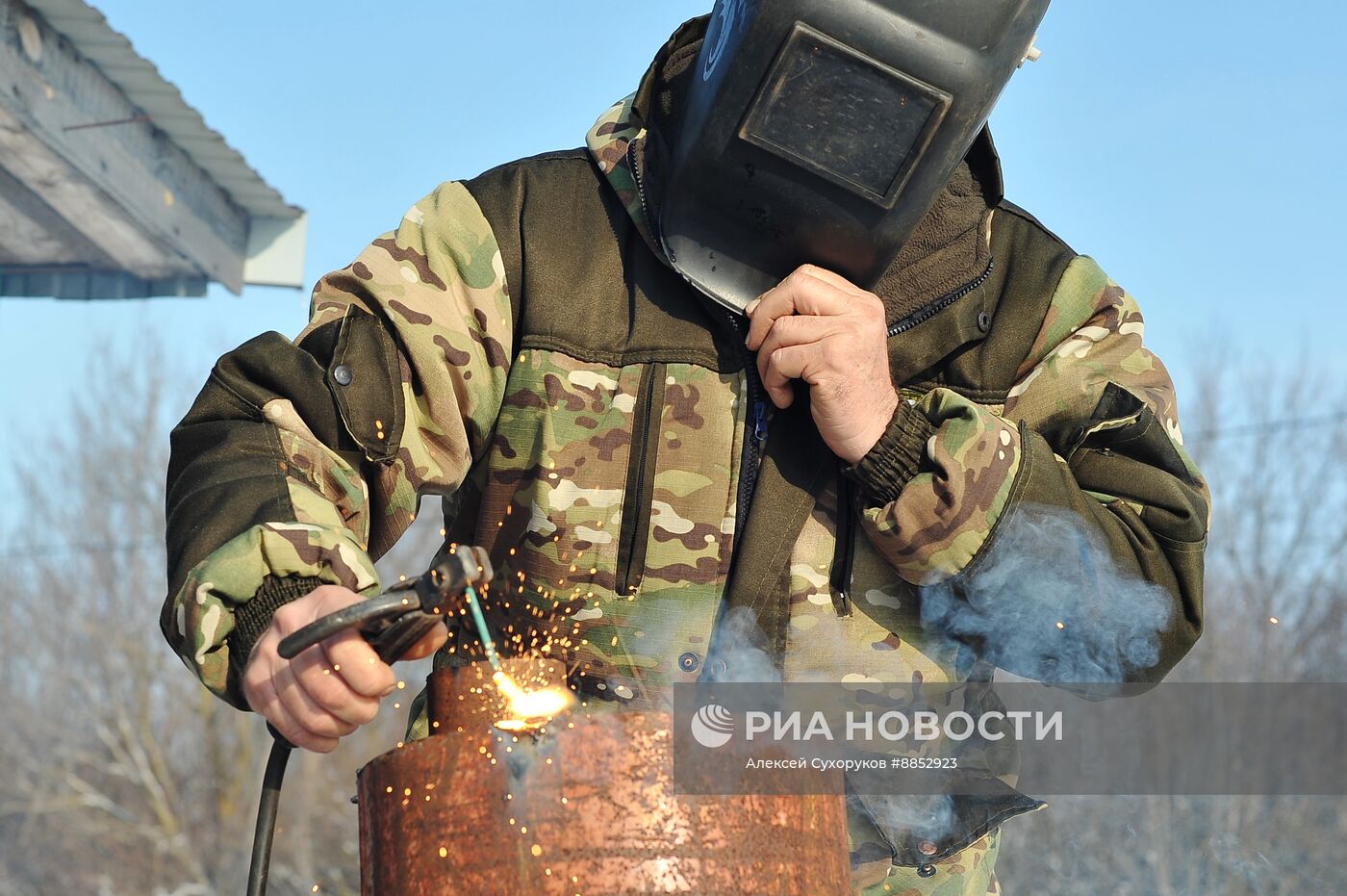 Изготовление печей-буржуек для бойцов СВО