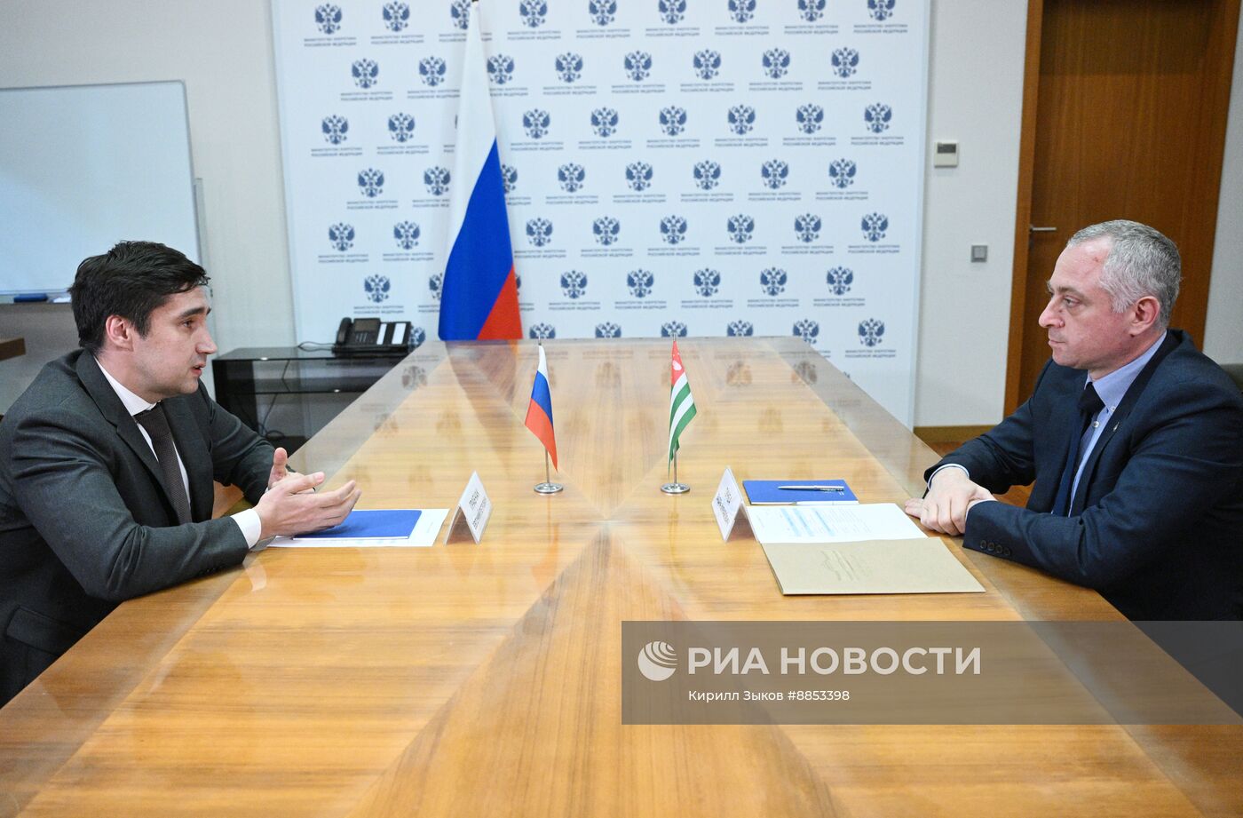 Рабочая поездка политического деятеля Абхазии Б. Гунбы в Москву