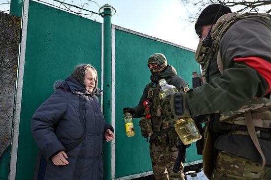 Раздача гумпомощи в Курской области 