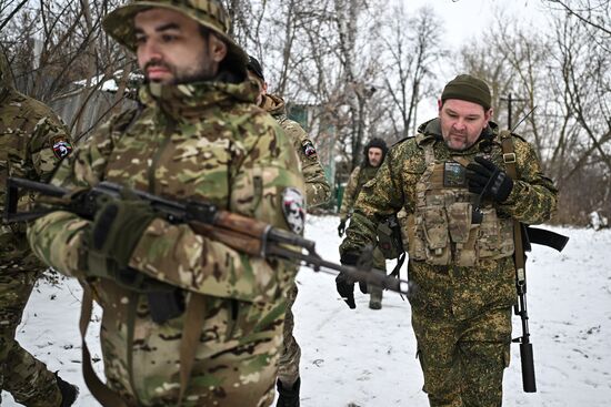 Работа артиллерийского расчета САУ 2С3 "Акация" группы "Пресса" спецназа "Ахмат" в Курской области