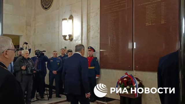 Лавров возложил цветы к мемориальным доскам в здании МИД