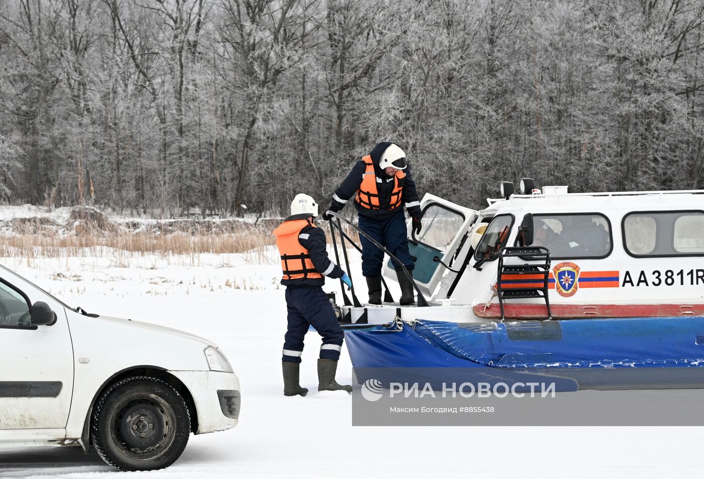 Учения по извлечению провалившейся под лед автотехники в Татарстане