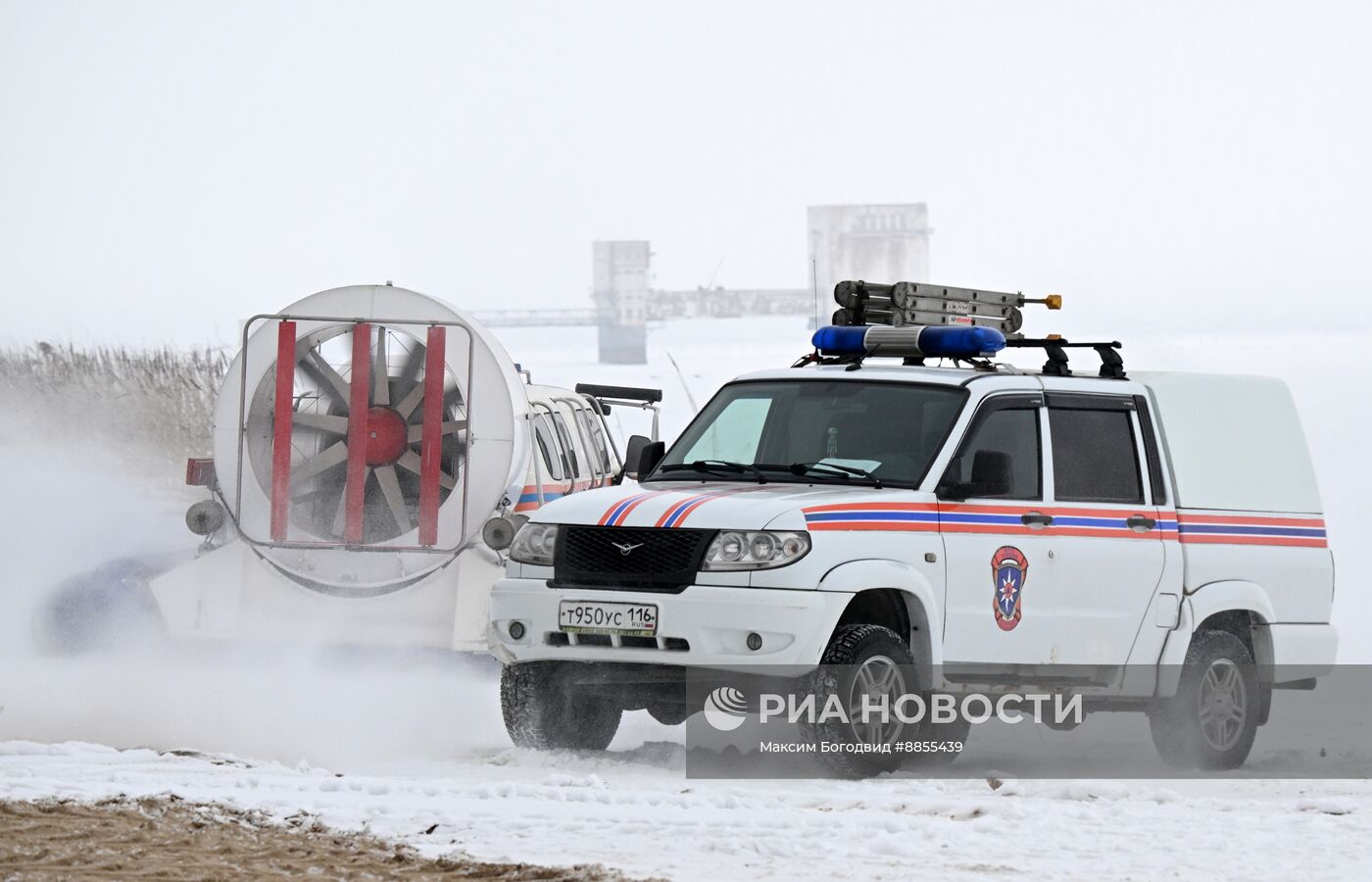 Учения по извлечению провалившейся под лед автотехники в Татарстане